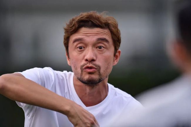男仆打开双腿让少爷调教微博