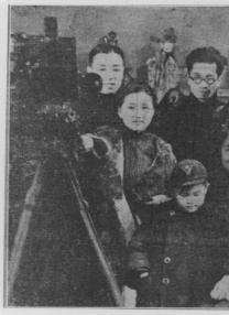 溪水中的女人